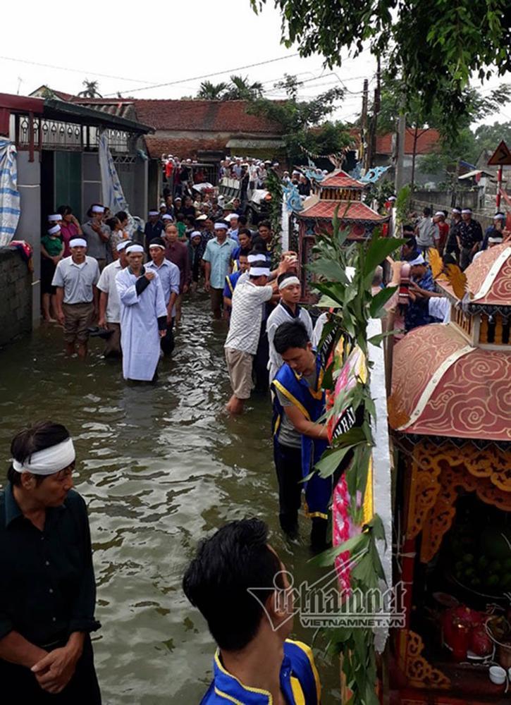 Hà Nội: Đẩy xe tang giữa mênh mang lũ đưa người thân về cõi vĩnh hằng-1