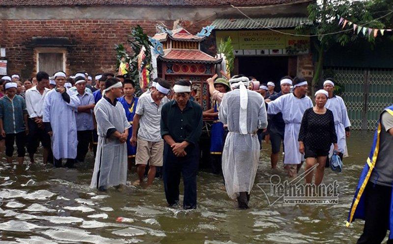 Hà Nội: Đẩy xe tang giữa mênh mang lũ đưa người thân về cõi vĩnh hằng-2