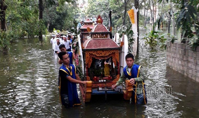 Hà Nội: Đẩy xe tang giữa mênh mang lũ đưa người thân về cõi vĩnh hằng-3