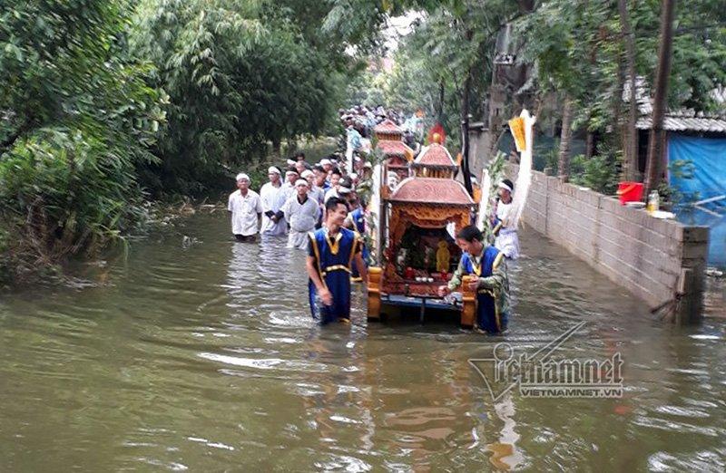 Hà Nội: Đẩy xe tang giữa mênh mang lũ đưa người thân về cõi vĩnh hằng-4