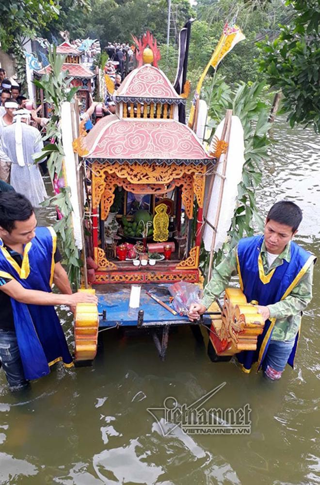 Hà Nội: Đẩy xe tang giữa mênh mang lũ đưa người thân về cõi vĩnh hằng-5
