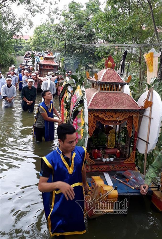 Hà Nội: Đẩy xe tang giữa mênh mang lũ đưa người thân về cõi vĩnh hằng-6