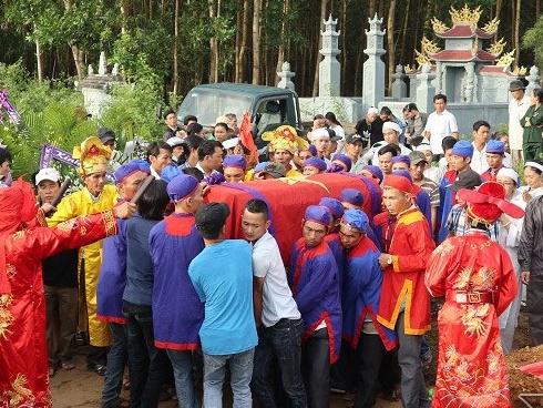 Ôtô đầu kéo mắc kẹt ngang đường, dân chui qua gầm để di chuyển-2