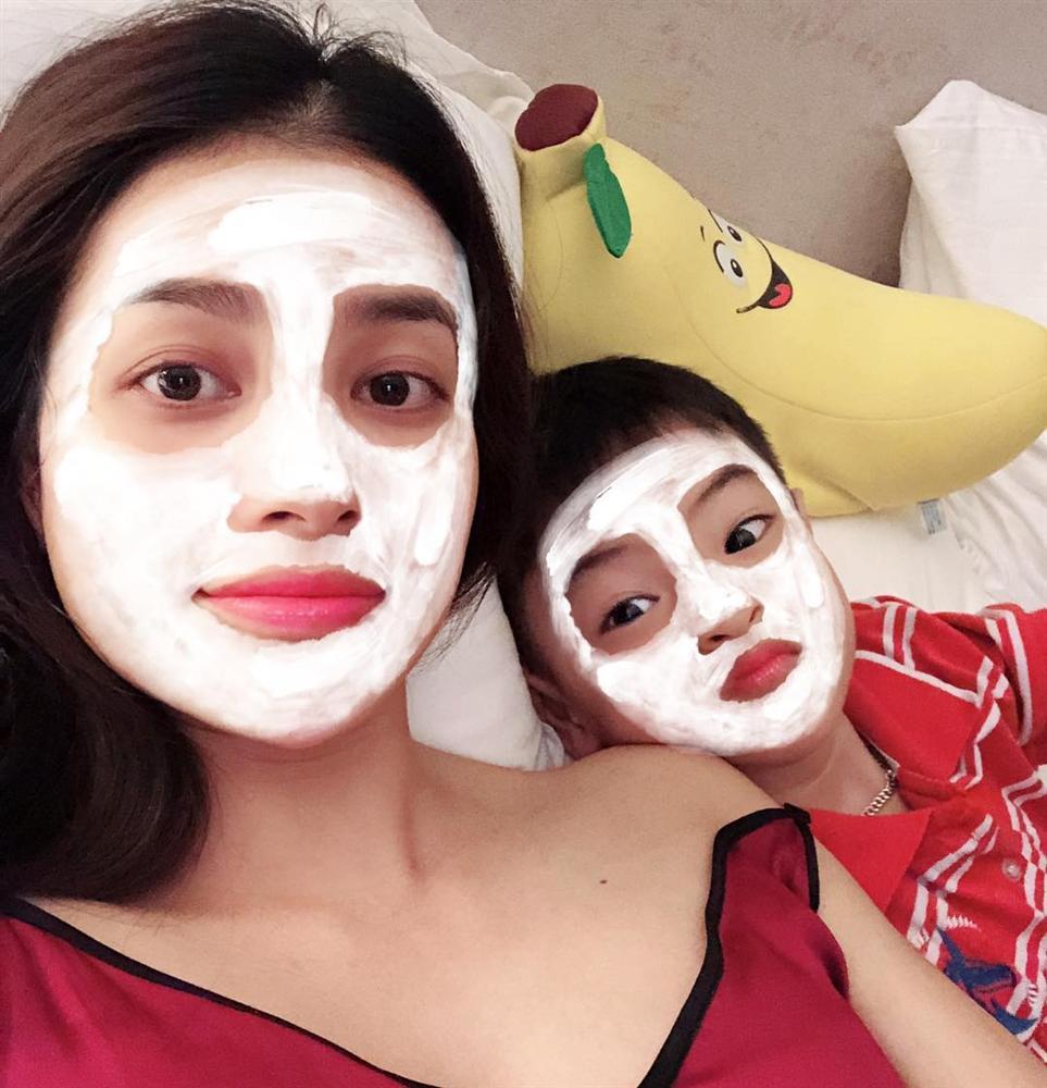 Thực hiện lời hứa khóa Facebook và mặc kệ scandal, Phạm Hương tận hưởng cuộc sống không hào quang-17