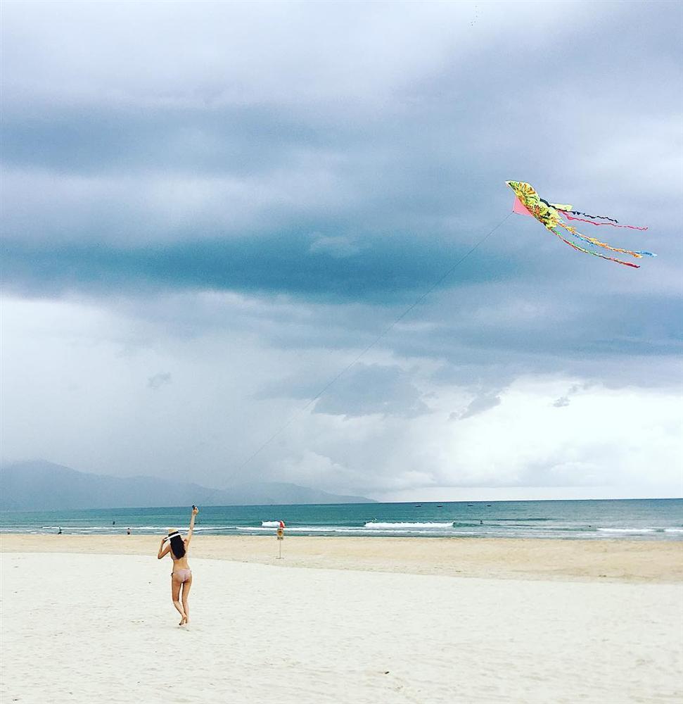 Thực hiện lời hứa khóa Facebook và mặc kệ scandal, Phạm Hương tận hưởng cuộc sống không hào quang-11