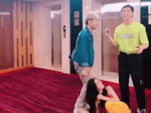 Hòa Minzy cười lăn cười bò khi thấy cảnh Đức Phúc lột tóc giả của Erik-1