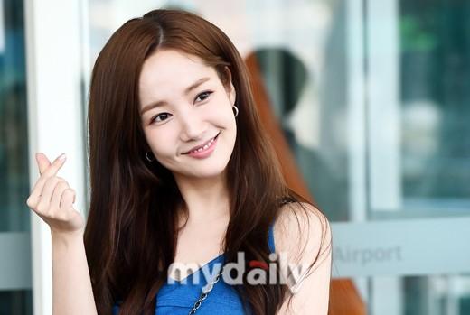 Khoe style sân bay gợi cảm nhưng thư kí Kim Park Min Young đốn tim fan bởi loạt biểu cảm đáng yêu hết nấc-4