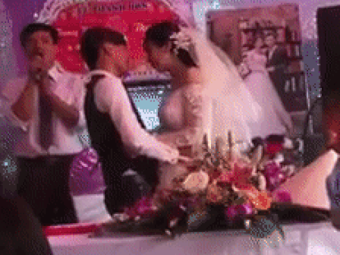 Cô dâu 'số nhọ', bị đứa bạn lầy lội bắn pháo giấy trúng mặt khi chuẩn bị hôn chú rể