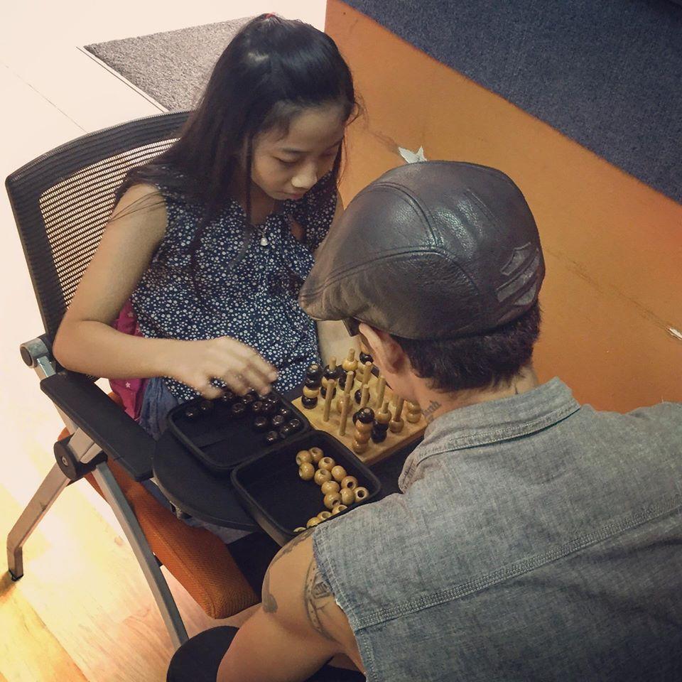 Sau scandal gạ tình, Phạm Anh Khoa bất ngờ cắt phăng mái tóc rock đặc trưng, thay đổi diện mạo chỉn chu hiền hậu-2