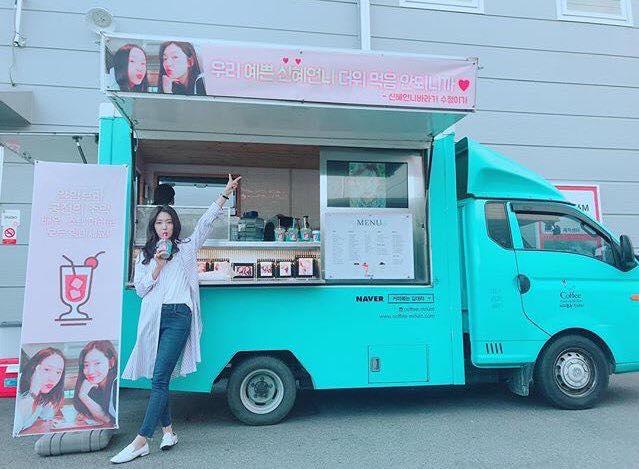 Cặp đôi Những người thừa kế Park Shin Hye và Krystal thể hiện tình cảm thân thiết-1