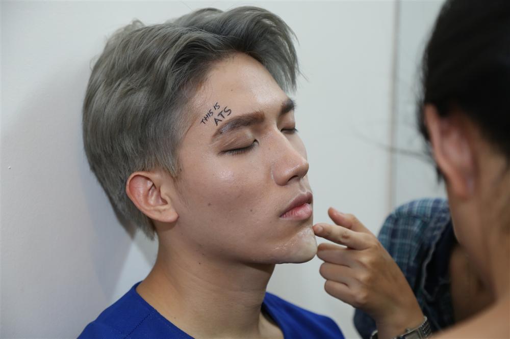 Anh Tú vẽ tha thu, độn cằm nhọn hoắt để bắt chước Sơn Tùng M-TP-3