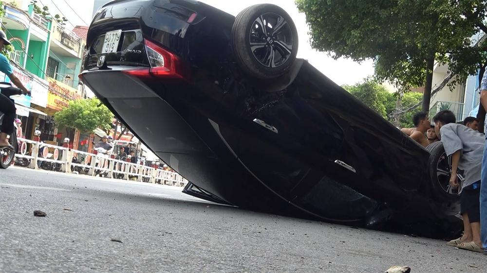 Xế hộp chổng vó sau cú tông liên hoàn, 1 người nhập viện-2