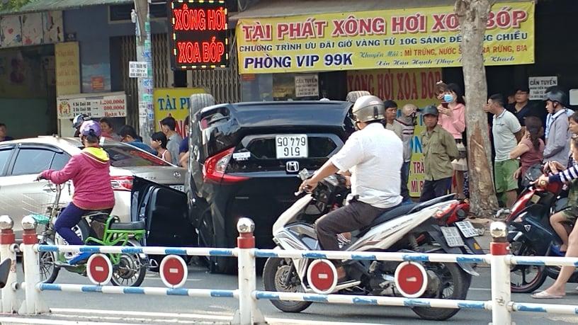 Xế hộp chổng vó sau cú tông liên hoàn, 1 người nhập viện-1