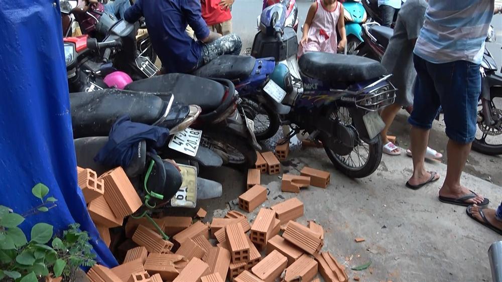 Xế hộp chổng vó sau cú tông liên hoàn, 1 người nhập viện-3