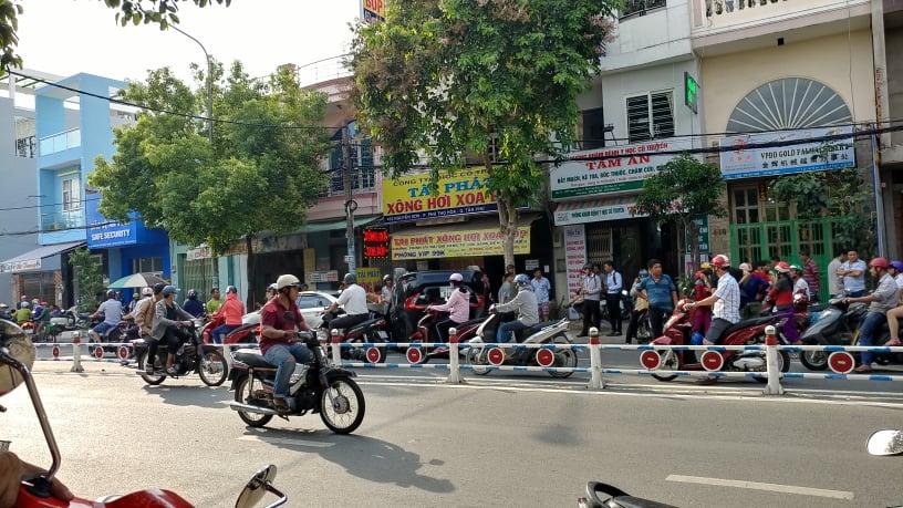 Xế hộp chổng vó sau cú tông liên hoàn, 1 người nhập viện-4