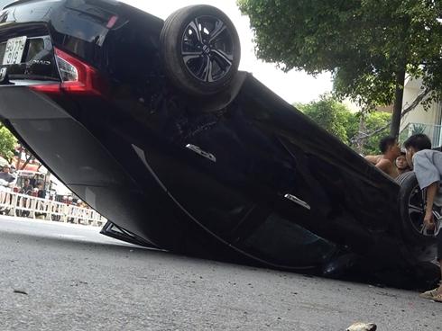 Xế hộp 'chổng vó' sau cú tông liên hoàn, 1 người nhập viện