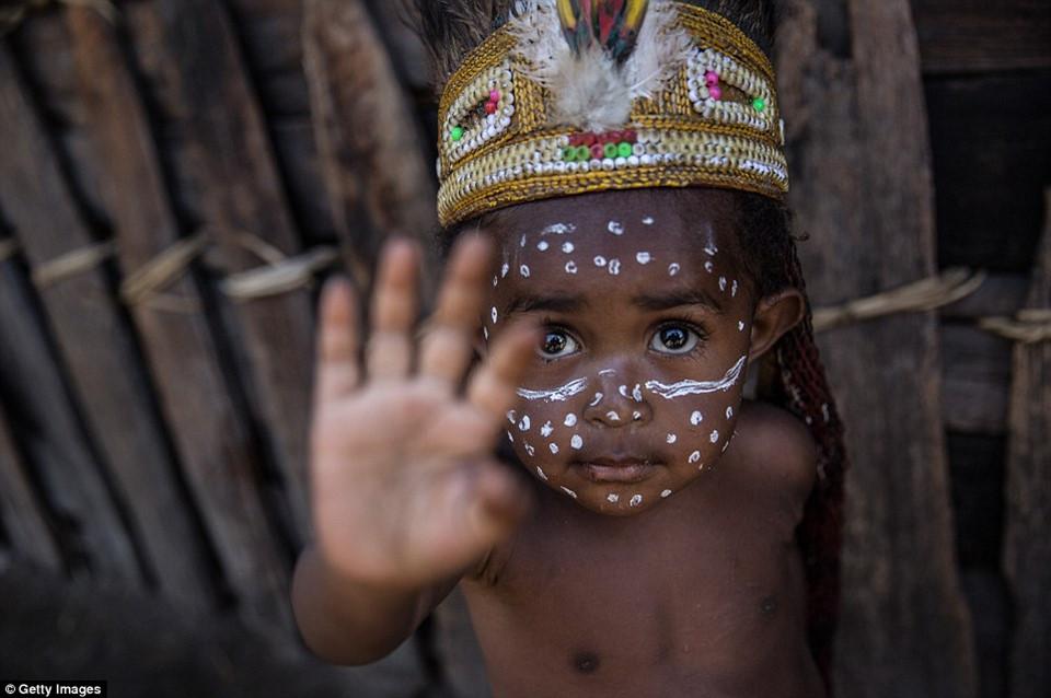 Hủ tục cắt ngón tay man rợ của bộ tộc Dani ở Indonesia-6