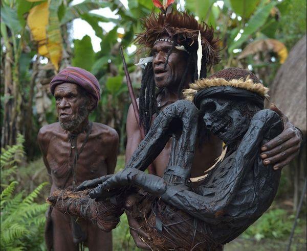 Hủ tục cắt ngón tay man rợ của bộ tộc Dani ở Indonesia-7