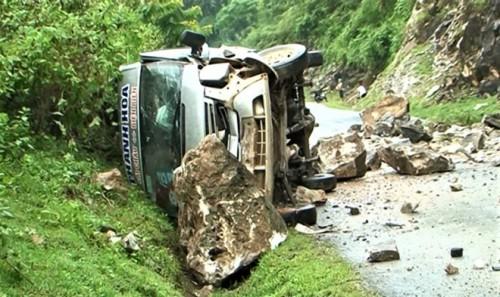 Điện Biên: Đá bất ngờ rơi trúng xe khách 16 chỗ, nhiều người trọng thương-1