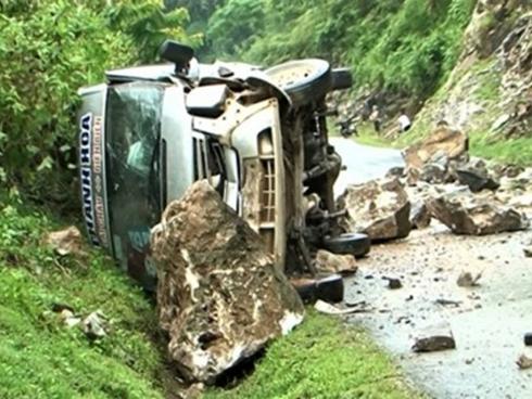 Điện Biên: Đá bất ngờ rơi trúng xe khách 16 chỗ, nhiều người trọng thương