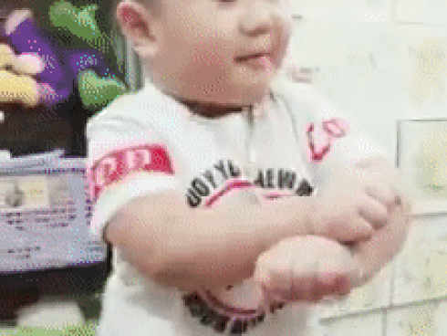 Cậu bé ham ăn bị mẹ dọa sợ xanh mặt khi tưởng chị Google là chiếc chân gà-1