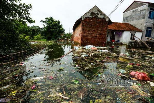 Lụt ở Chương Mỹ: Khốn đốn rác tràn vào nhà, vớt mỏi tay không hết-1