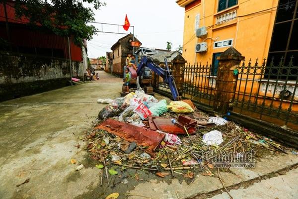 Lụt ở Chương Mỹ: Khốn đốn rác tràn vào nhà, vớt mỏi tay không hết-5