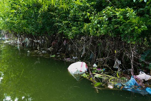 Lụt ở Chương Mỹ: Khốn đốn rác tràn vào nhà, vớt mỏi tay không hết-10