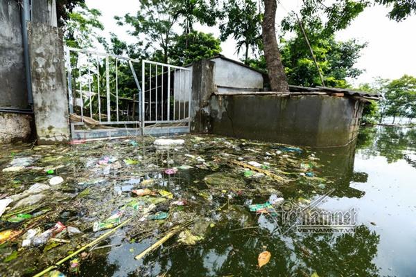 Lụt ở Chương Mỹ: Khốn đốn rác tràn vào nhà, vớt mỏi tay không hết-11