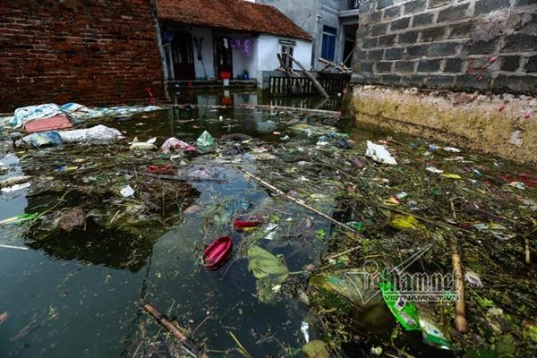Lụt ở Chương Mỹ: Khốn đốn rác tràn vào nhà, vớt mỏi tay không hết-12