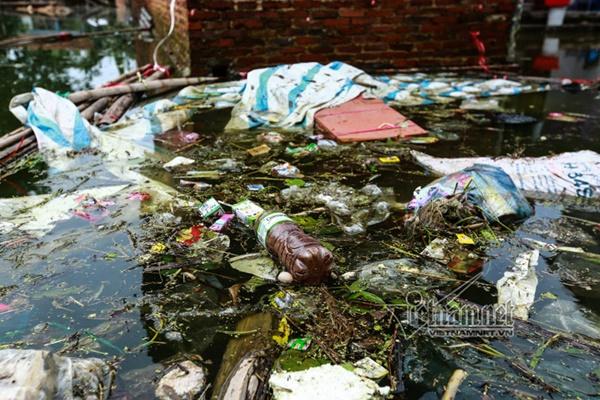 Lụt ở Chương Mỹ: Khốn đốn rác tràn vào nhà, vớt mỏi tay không hết-13