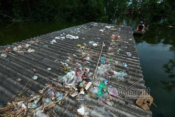 Lụt ở Chương Mỹ: Khốn đốn rác tràn vào nhà, vớt mỏi tay không hết-8