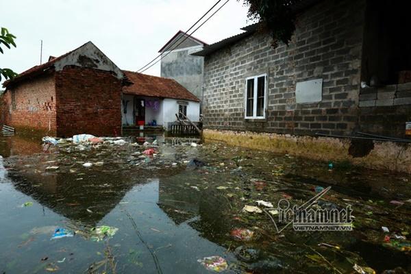 Lụt ở Chương Mỹ: Khốn đốn rác tràn vào nhà, vớt mỏi tay không hết-14