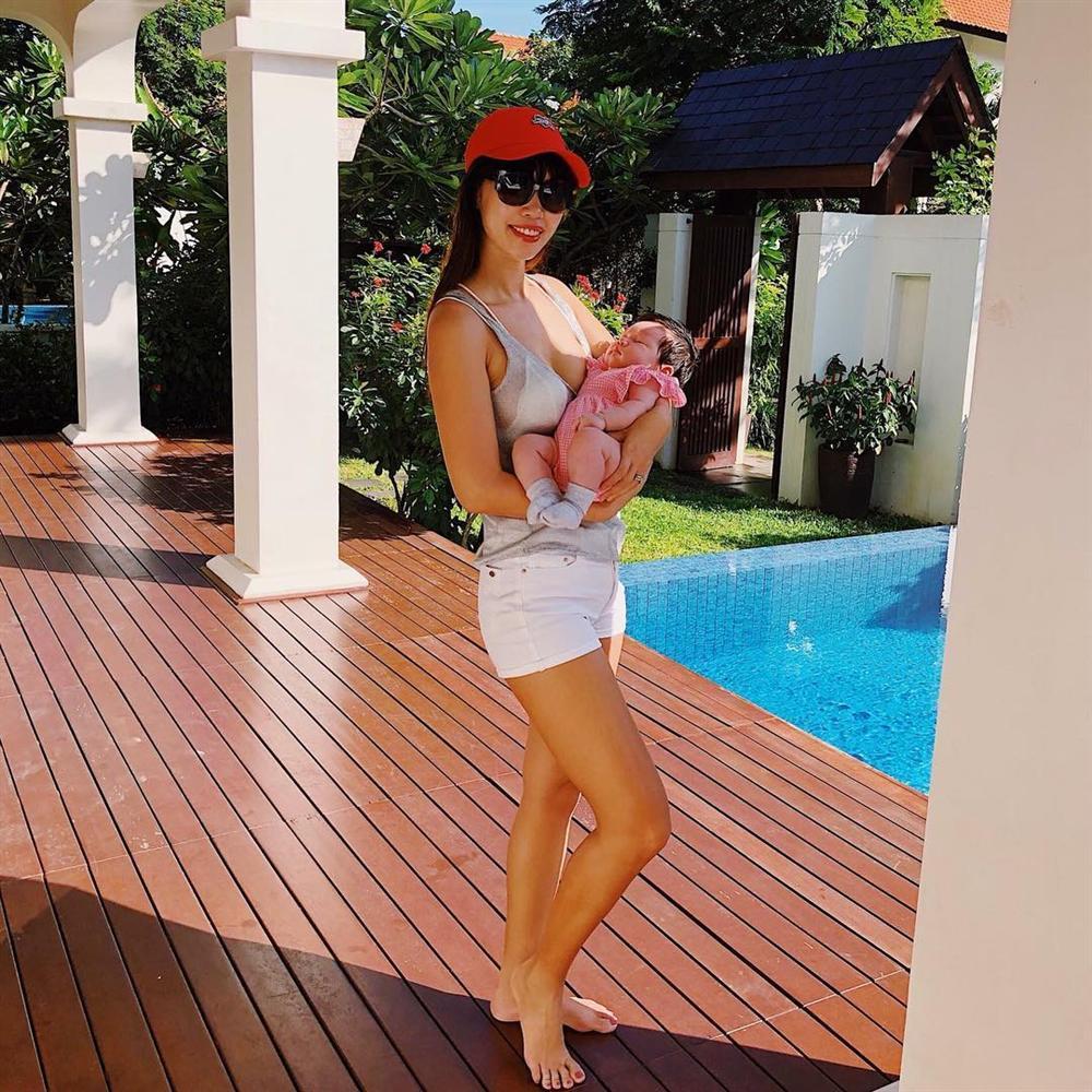 Siêu mẫu Hà Anh mặc bikini khoe thân hình thon gọn sau hơn 1 tháng sinh con-1