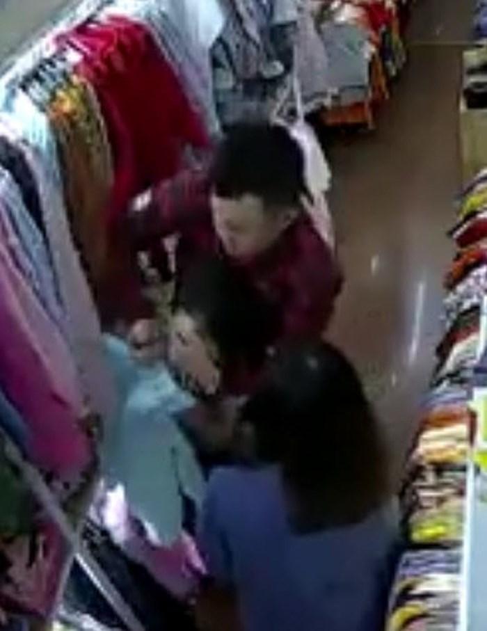 Clip tên cướp đi cùng gái xinh truy sát nữ nhân viên bán quần áo ở Đắk Lắk-1