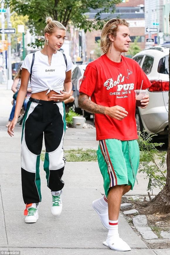 Đính hôn rồi mà Justin Bieber vẫn không bỏ được đam mê mặc quần tụt ra đường-1