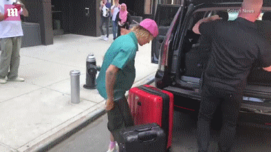 Đính hôn rồi mà Justin Bieber vẫn không bỏ được đam mê mặc quần tụt ra đường-3