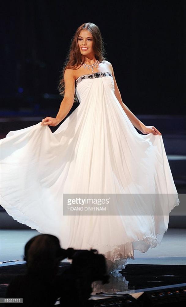 Những đàn chị mặc sắc trắng đẹp thần sầu HHen Niê nên học hỏi tại Miss Universe-8