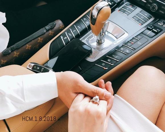 Trước ngày làm đám hỏi, hotgirl Vân Navy đăng ảnh đeo nhẫn trị giá trăm triệu, khoe cận mặt bạn trai giàu có-2