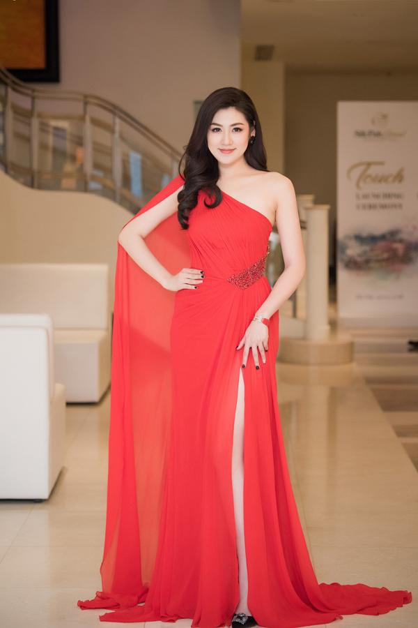 Đầm lệch vai nửa kín, nửa hở khiến dàn sao Việt mê mẩn nửa đầu 2018-6