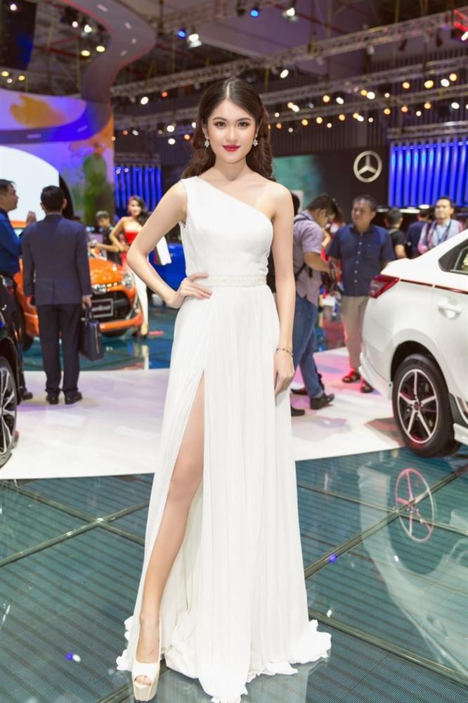 Đầm lệch vai nửa kín, nửa hở khiến dàn sao Việt mê mẩn nửa đầu 2018-9