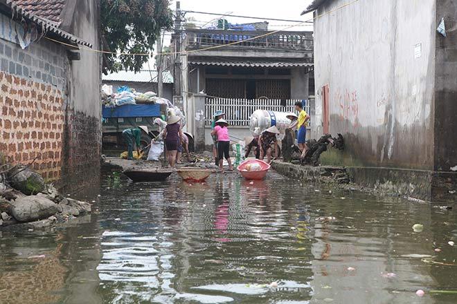 Chương Mỹ nước rút gần 1m, người dân vớt rác mãi không hết-1