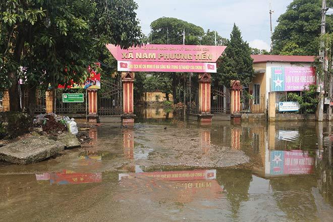 Chương Mỹ nước rút gần 1m, người dân vớt rác mãi không hết-2