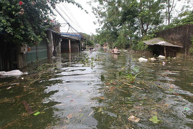 Chương Mỹ nước rút gần 1m, người dân vớt rác mãi không hết-3