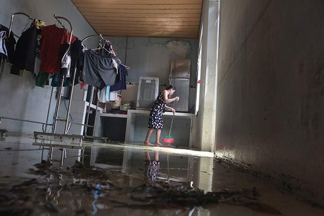 Chương Mỹ nước rút gần 1m, người dân vớt rác mãi không hết-5