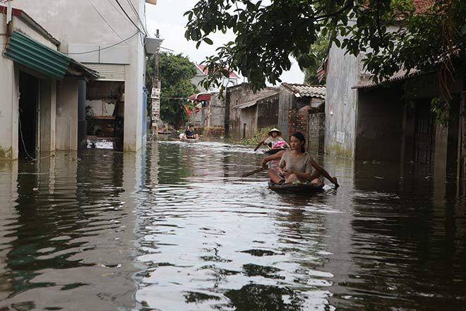 Chương Mỹ nước rút gần 1m, người dân vớt rác mãi không hết-7