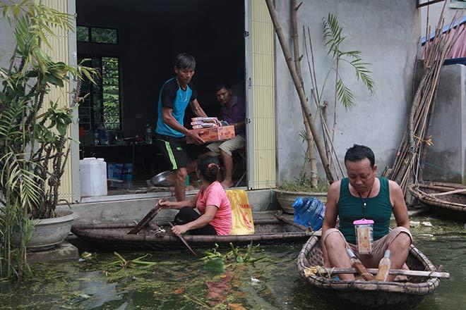 Chương Mỹ nước rút gần 1m, người dân vớt rác mãi không hết-8