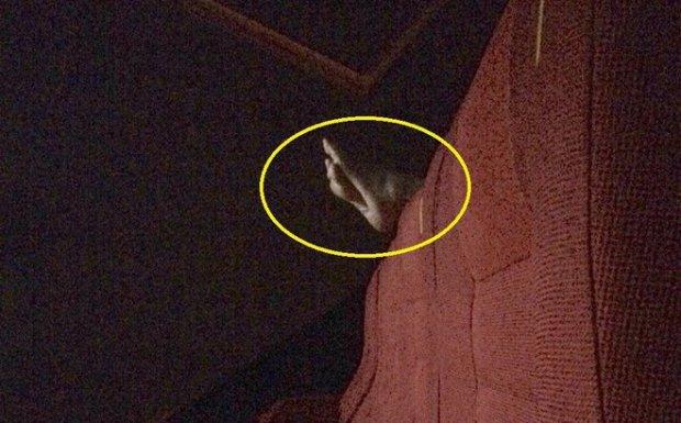 Cô gái mặc quần ngắn ngang nhiên gác 2 chân lên ghế trong rạp chiếu phim khiến bao người nhức mắt-2