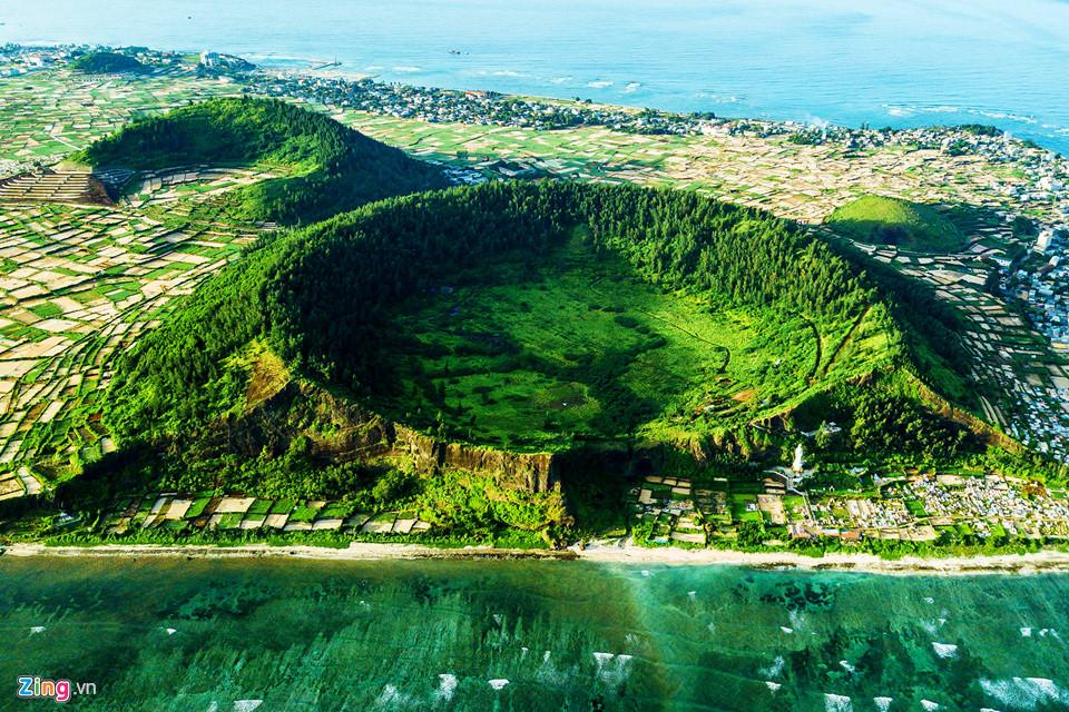 Ngắm miệng núi lửa trên đảo Lý Sơn từ fly cam-1