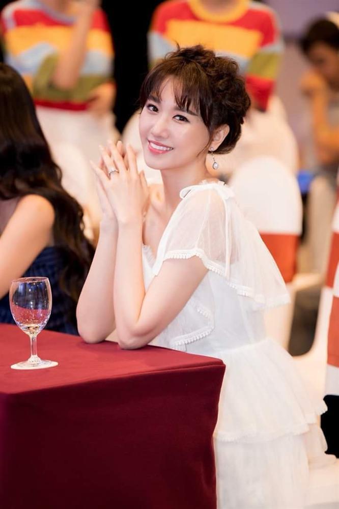 Từ khi lấy Trấn Thành, Hari Won vừa chăm dùng đồ hiệu vừa lên hương nhan sắc-4